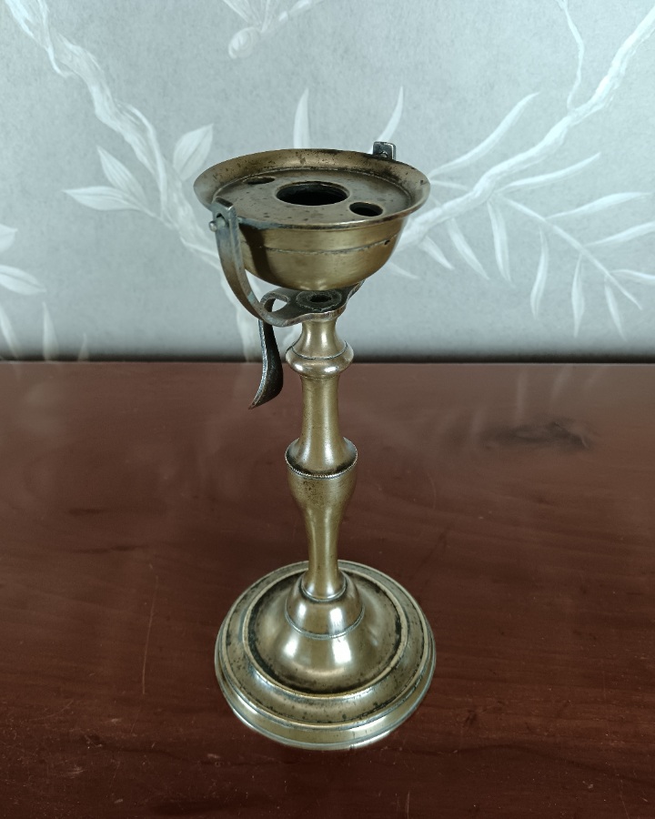  antique brass oil lamp with a gimbaled (swiveling) bowl (2).jpg